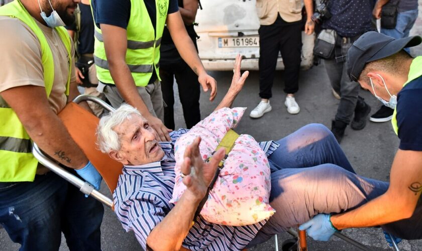 Des habitants du sud du Liban fuyant les bombardements israéliens sont reçus dans une refuge à Beyrouth, le 23 septembre 2024