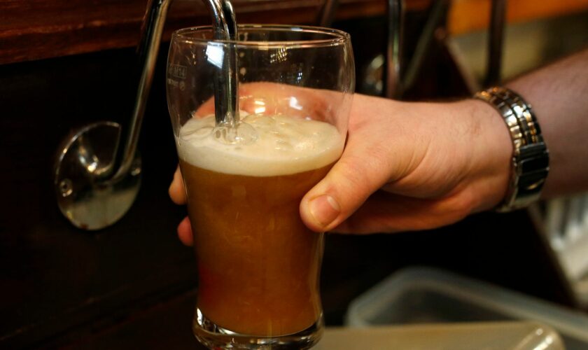 A barman pulls a pint of beer in a pub in Liverpool northern England November 19 , 2014. Britain's MPs on Tuesday voted to give people who lease pubs from big companies more freedom about where they buy their beer, overturning government plans for industry reforms. REUTERS/Phil Noble (BRITAIN - Tags: BUSINESS POLITICS FOOD SOCIETY)