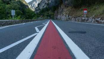 Une ligne rouge au milieu de la route – que signifie ce nouveau marquage au sol ?