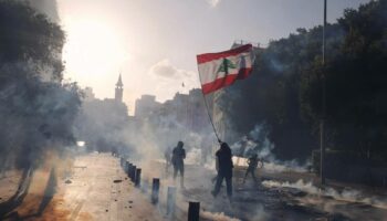 «Danser sur un volcan» : au Liban, gouffre contre la montre