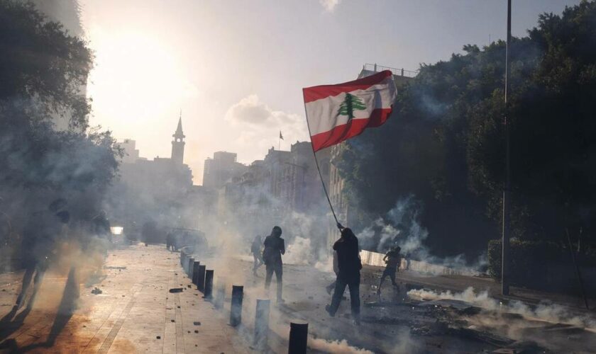 «Danser sur un volcan» : au Liban, gouffre contre la montre