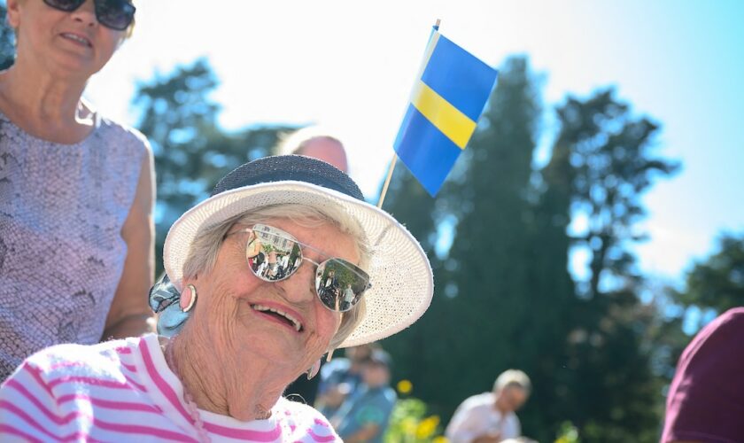 03 September 2019, Baden-Wuerttemberg, Konstanz: Wilfriede wears a Swedish flag on her hat during a visit of the Swedish queen to the flower island Mainau. The occasion for the visit is the 25th anniversary of the Mentor Foundation for Young People, which Silvia co-founded in Geneva in 1994. Photo: Sebastian Gollnow/dpa (Photo by Sebastian Gollnow / DPA / dpa Picture-Alliance via AFP)