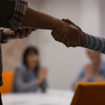 Si la personne en face de vous a l'un de ses 5 comportements, elle n'est probablement pas digne de confiance