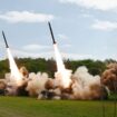 Cette photo prise le 22 avril 2024 et diffusée le lendemain montre le lancement de missiles lors d'un exercice militaire simulant "une contre-attaque nucléaire", dans un lieu non divulgué en Corée du Nord