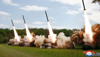 Cette photo prise le 22 avril 2024 et diffusée le lendemain montre le lancement de missiles lors d'un exercice militaire simulant "une contre-attaque nucléaire", dans un lieu non divulgué en Corée du Nord