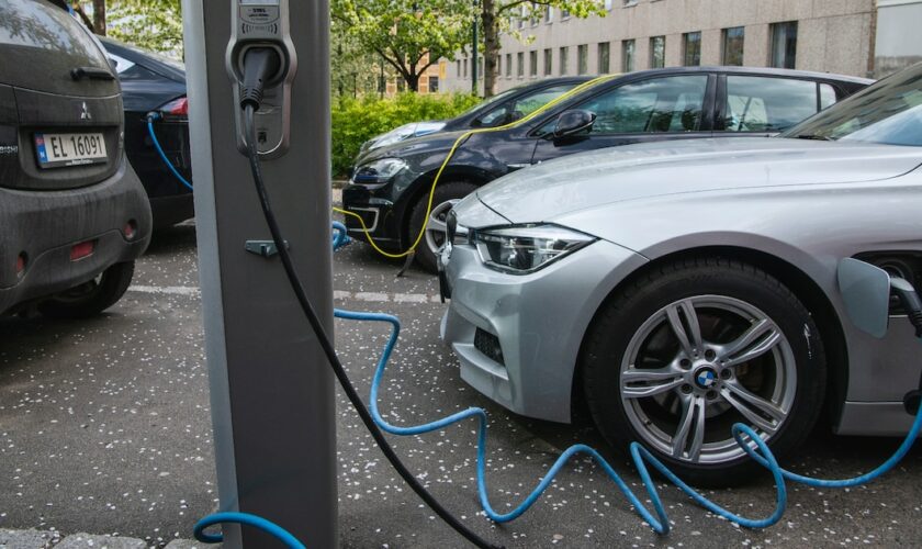 Une voiture électrique en cours de rechargement dans une rue d'Oslo, le 30 avril 2019