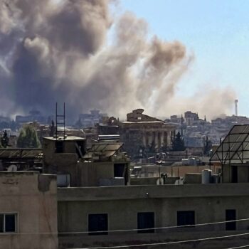 De la fumée s'élève des alentours de la ville de Baalbeck, dans l'est du Liban, après une frappe israélienne, le 25 septembre 2024