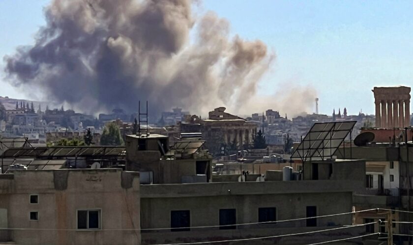 De la fumée s'élève des alentours de la ville de Baalbeck, dans l'est du Liban, après une frappe israélienne, le 25 septembre 2024