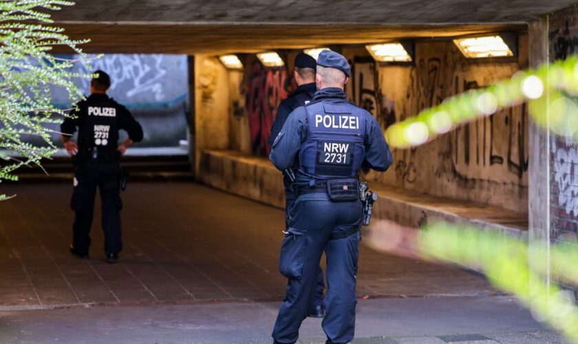 Polizei sucht nach Messer-Anschlag erneut Gebiet in Solingen ab