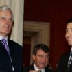 Le Premier ministre Michel Barnier, alors ministre des Affaires étrangères sortant, en compagnie de Philippe Douste-Blazy, qui le remplace au Quai d'Orsay en 2005.