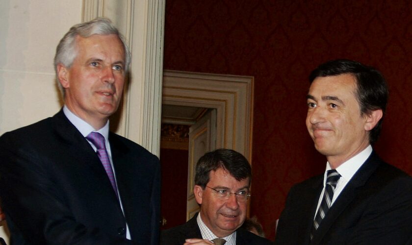 Le Premier ministre Michel Barnier, alors ministre des Affaires étrangères sortant, en compagnie de Philippe Douste-Blazy, qui le remplace au Quai d'Orsay en 2005.