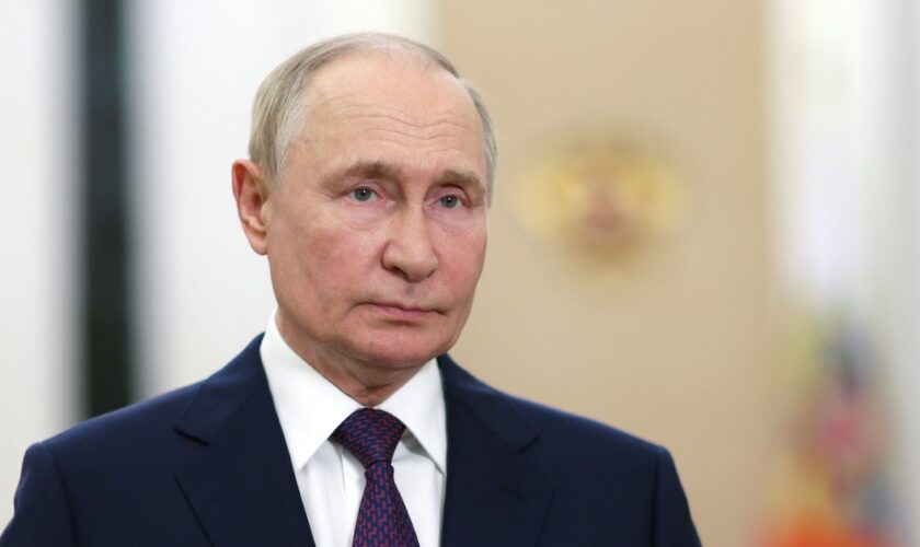 Le président russe Vladimir Poutine prononce un discours vidéo à l'occasion de l'ouverture du 10e forum international militaro-technique Army-2024 au Kremlin, à Moscou, le 12 août 2024