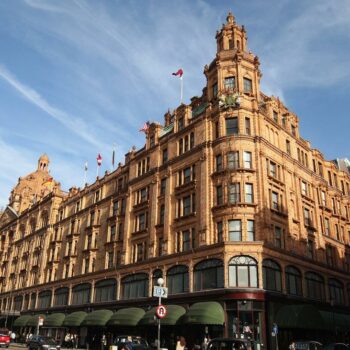 England: Britisches Kaufhaus Harrods entschuldigt sich bei misshandelten Frauen