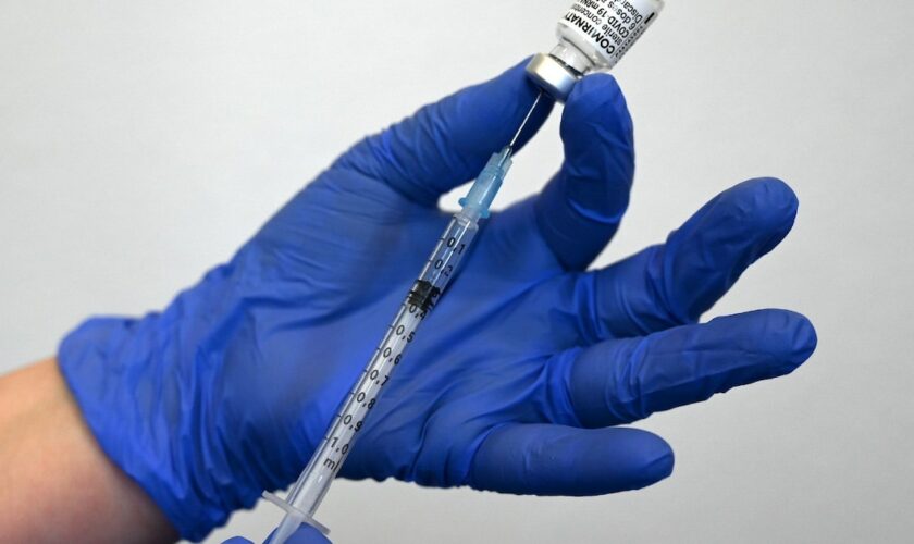 Une infirmière se prépare à administrer le vaccin Pfizer-BioNTech contre le Covid-19, dans une clinique à Suhl, dans l'est de l'Allemagne, le 6 mai 2021