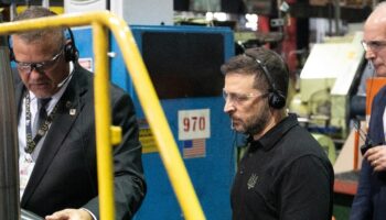 Photo publiée par l'armée américaine montrant le président ukrainien Volodymyr Zelensky (centre) lors d'une visite d'une usine d'armement à Scranton, en Pennsylvanie, le 22 septembre 2024