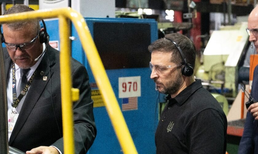 Photo publiée par l'armée américaine montrant le président ukrainien Volodymyr Zelensky (centre) lors d'une visite d'une usine d'armement à Scranton, en Pennsylvanie, le 22 septembre 2024