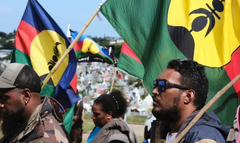 Des personnes assistent aux funérailles de Stéphanie Nasaie Doouka, tuée pendant les émeutes, le 1er juin 2024 à Nouméa, en Nouvelle-Calédonie