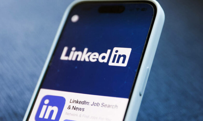 LinkedIn utilise les données de ses utilisateurs pour nourrir son IA, sauf en Europe où les règles de confidentialité sont plus strictes