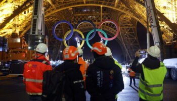 À Paris, la tour Eiffel a perdu ses anneaux olympiques dans la nuit