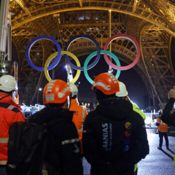 À Paris, la tour Eiffel a perdu ses anneaux olympiques dans la nuit