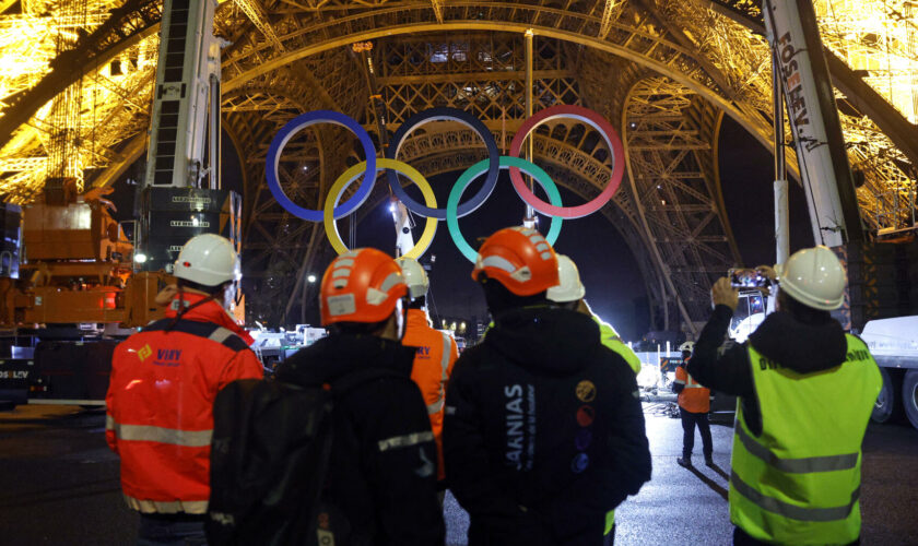 À Paris, la tour Eiffel a perdu ses anneaux olympiques dans la nuit