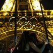 Retrait des anneaux olympiques de la Tour Eiffel à Paris, le 27 septembre 2024