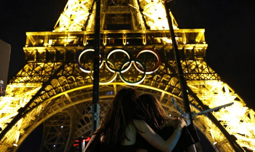 Retrait des anneaux olympiques de la Tour Eiffel à Paris, le 27 septembre 2024