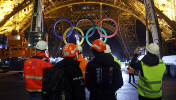 Les anneaux des JO Paris 2024 ont été retirés de la tour Eiffel, de nouveaux en construction