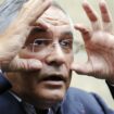 Robert Bourgi répond à des journalistes devant les bureaux d'Europe 1, à Paris le 12 septembre 2011