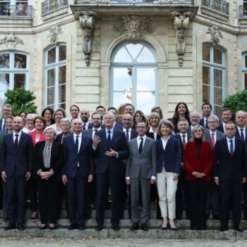 La photo officielle du gouvernement Barnier a été réalisée à Matignon, sans Emmanuel Macron