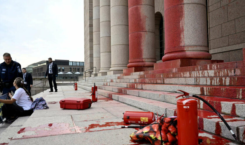 Finlande : des activistes écologistes aspergent de peinture rouge le Parlement