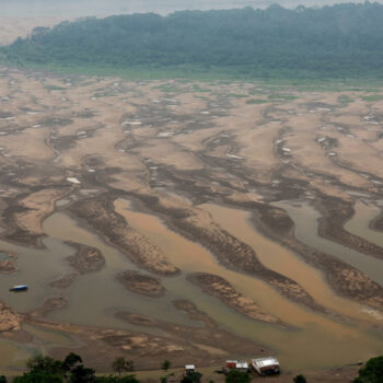 En Colombie, le fleuve Amazone réduit à peau de chagrin à cause de la sécheresse, les images vues du ciel