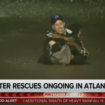 Tempête Hélène : le journaliste Bob van Dillen secourt une femme prisonnière des eaux en plein direct