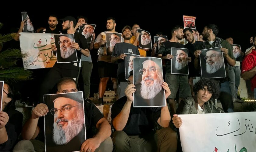 Des manifestants brandissent des portraits de Hassan Nasrallah pendant une veillée à Sidon, dans le sud du Liban, le 28 septembre 2024