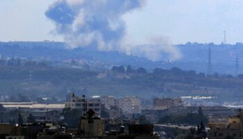 De la fumée s'élève au-dessus du village d'Addousieh, près de Saïda, dans le sud du Liban, après un bombardement israélien le 21 septembre 2024