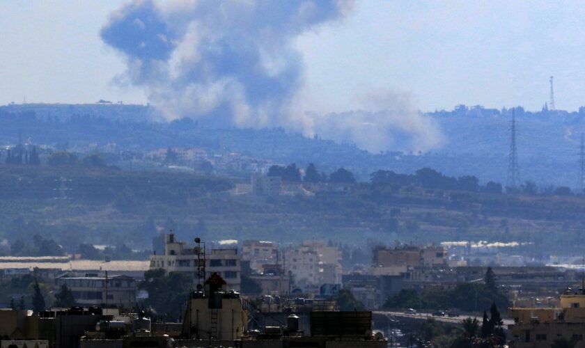 De la fumée s'élève au-dessus du village d'Addousieh, près de Saïda, dans le sud du Liban, après un bombardement israélien le 21 septembre 2024