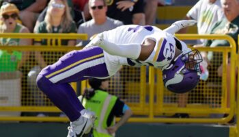 Minnesota Vikings hold off Green Bay Packers to secure fourth straight win