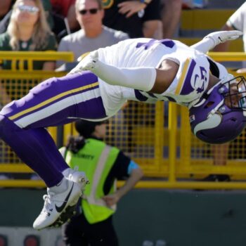 Minnesota Vikings hold off Green Bay Packers to secure fourth straight win