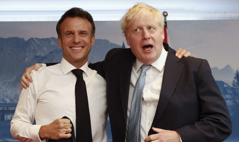 Boris Johnson règle ses comptes avec Emmanuel Macron qu’il qualifie de « vraie nuisance » dans ses mémoires