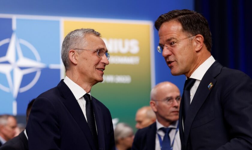 Le secrétaire général de l'Otan, Jens Stoltenberg (g) et le Premier ministre néerlandais Mark Rutte, le 12 juillet 2023 à Vilnius, en Lituanie