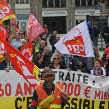 Des syndicalistes de la CGT brandissent des banderoles et des drapeaux lors d'une manifestation contre la réforme des retraites, à Rennes, le 23 mai 2023