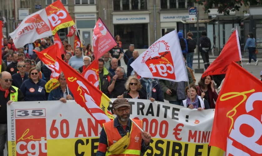 Des syndicalistes de la CGT brandissent des banderoles et des drapeaux lors d'une manifestation contre la réforme des retraites, à Rennes, le 23 mai 2023