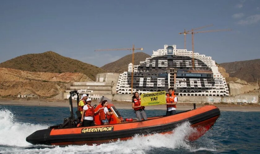 28 activistas de Greenpeace, absueltos por pintar sobre la fachada del hotel Algarrobico, que sigue pendiente de demolición