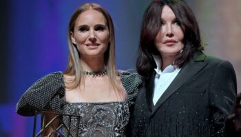 À Deauville, Isabelle Adjani rend hommage à Natalie Portman et embrase la soirée du palmarès