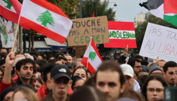 À Paris, des Libanais se rassemblent pour demander un cessez-le-feu au Proche-Orient