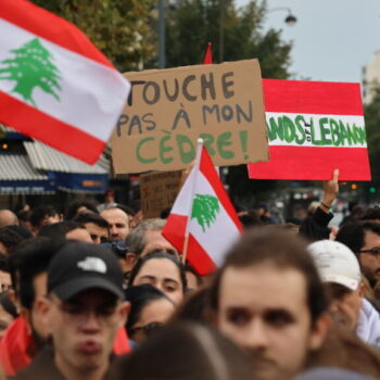 À Paris, des Libanais se rassemblent pour demander un cessez-le-feu au Proche-Orient