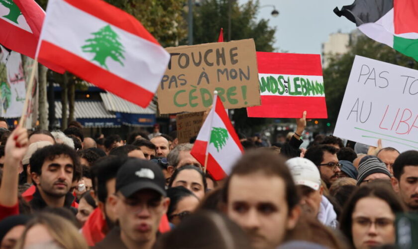 À Paris, des Libanais se rassemblent pour demander un cessez-le-feu au Proche-Orient