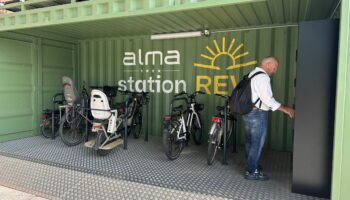 À Rennes, un conteneur maritime permet de recharger et de stationner des vélos électriques