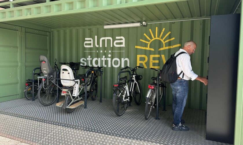 À Rennes, un conteneur maritime permet de recharger et de stationner des vélos électriques