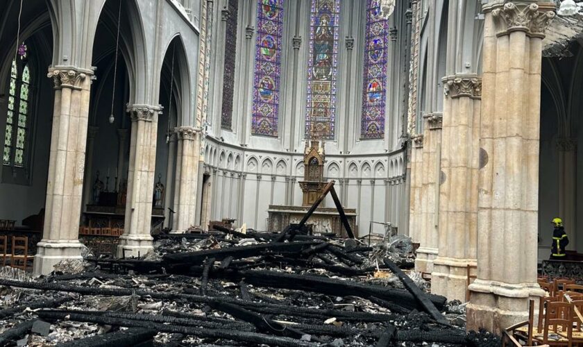 À Saint-Omer, dans les ruines de l'église incendiée